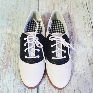 Retro saddle shoes